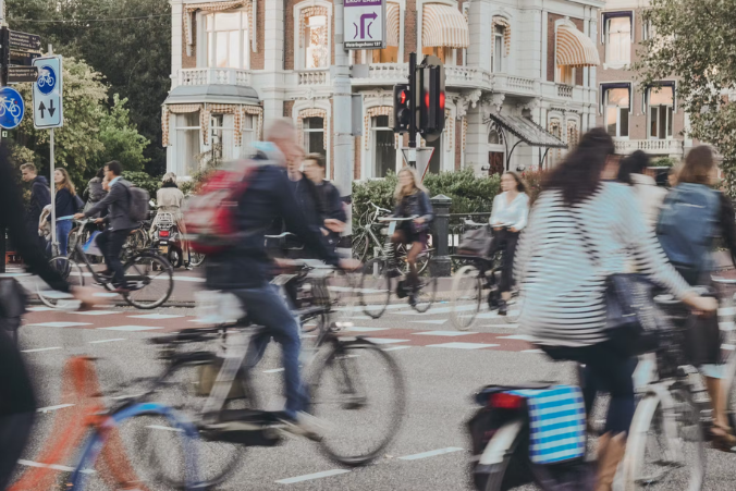 Des cyclistes qui circulent en ville