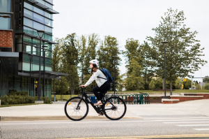 Une cycliste en ville qui se rend au travail à vélo