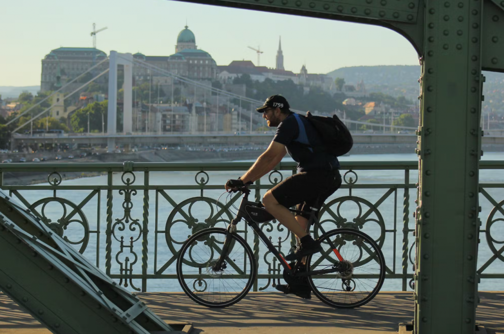 Un homme qui se rend au travail à vélo