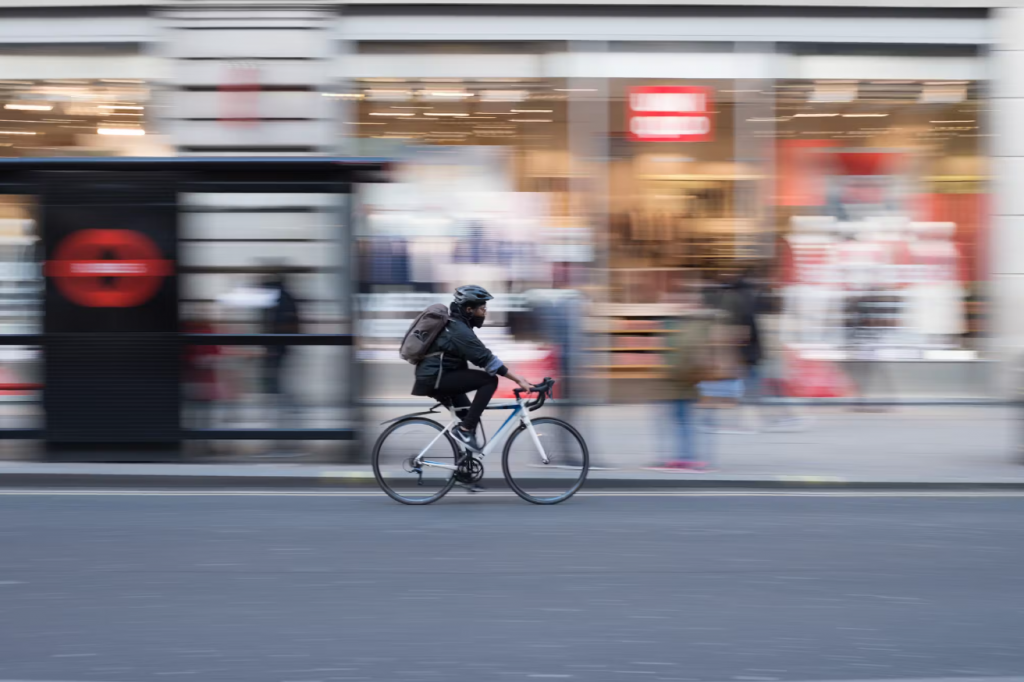 Un cycliste bien équipé qui fait du vélotaf, se rendant au travail à vélo
