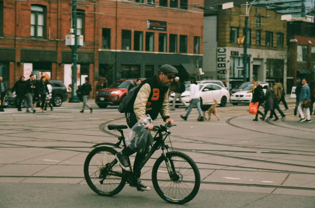 Un homme qui fait du vélo en ville