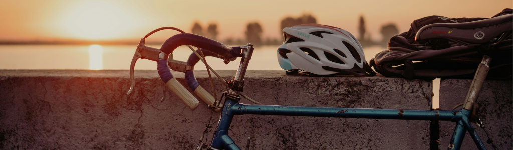 Un vélo et un casque