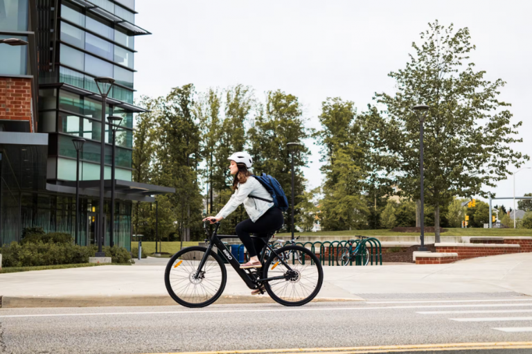 Une cycliste en ville qui se rend au travail à vélo