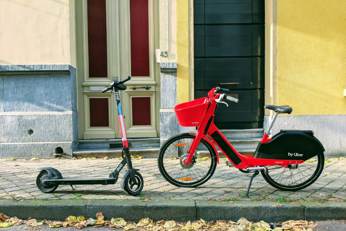 Une trottinette électrique et un vélo électrique sur un trottoir