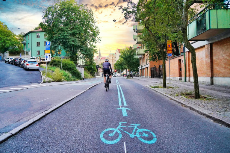 Un cycliste en ville, sur une piste cyclable