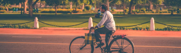 Un cycliste qui fait du vélo sur une piste cyclable