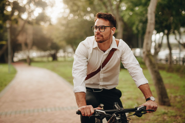 Un jeune salarié qui se rend au travail à vélo