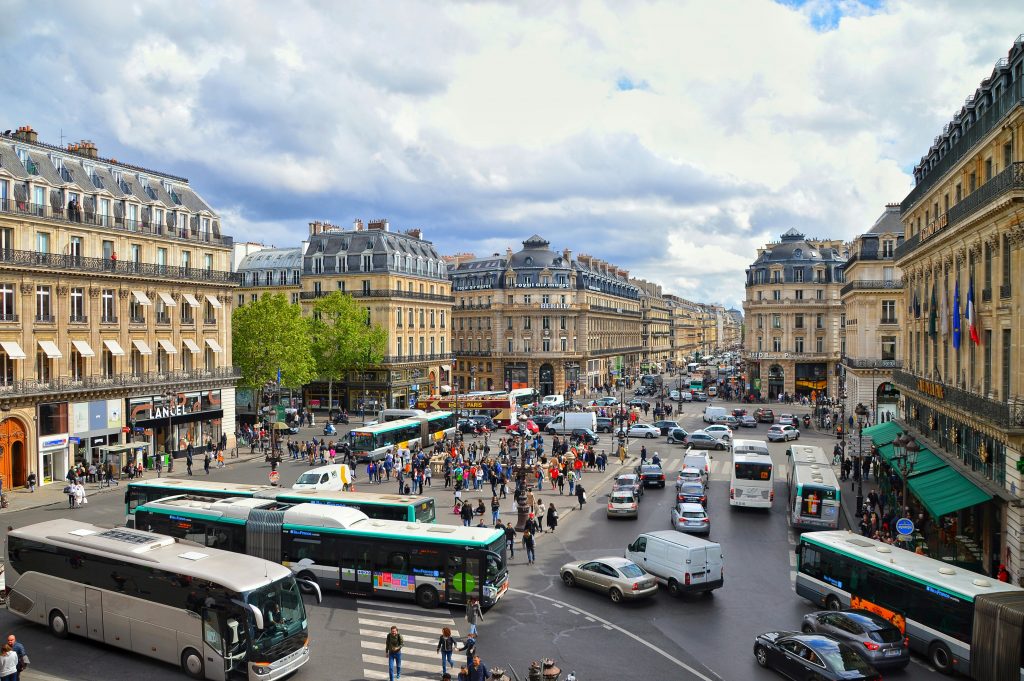 Différents moyens de transports à Paris : voitures, bus, vélo