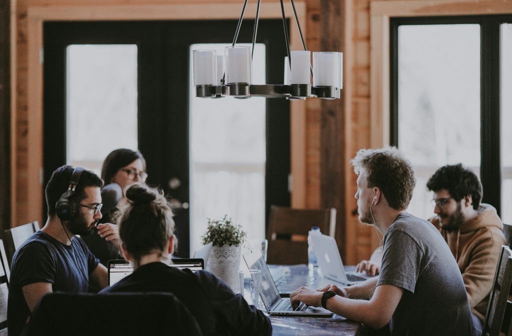 Un meeting d'entreprise au sein d'une jeune équipe dans un cadre chaleureux