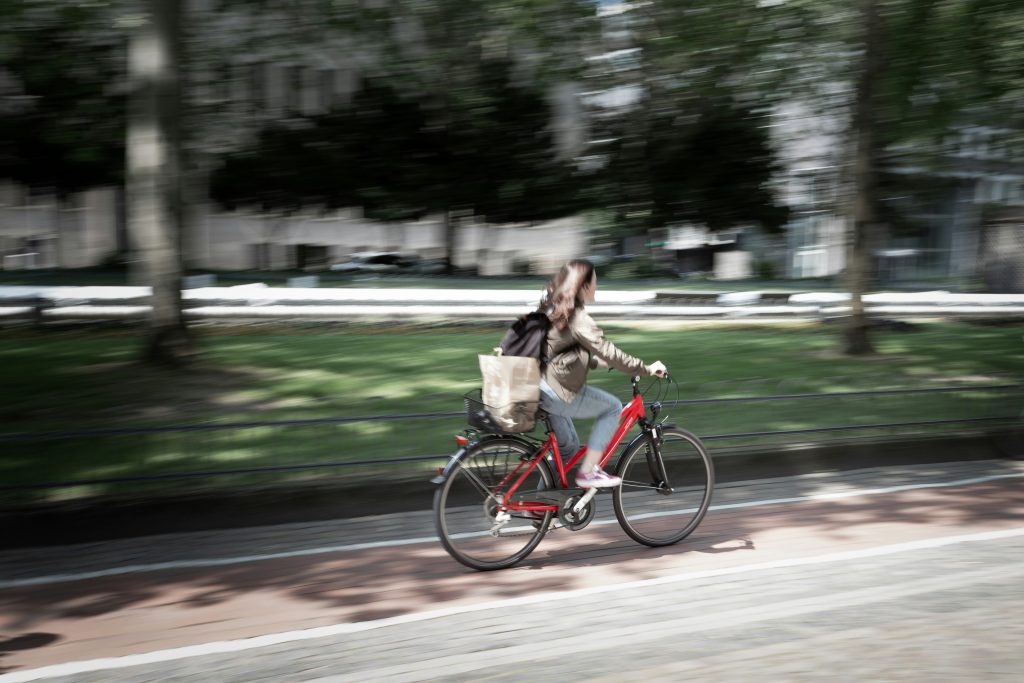 Une femme qui pédale à vélo dans un parc