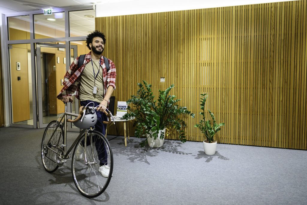 Un vélotaffeur arrivant à son travail à vélo