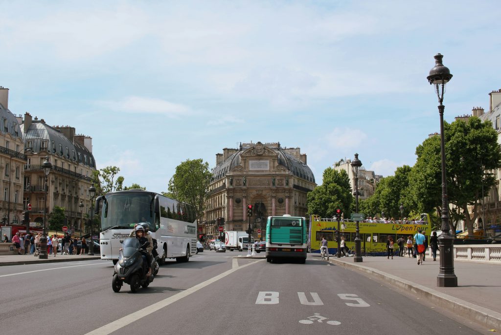 Une voie de bus à Paris