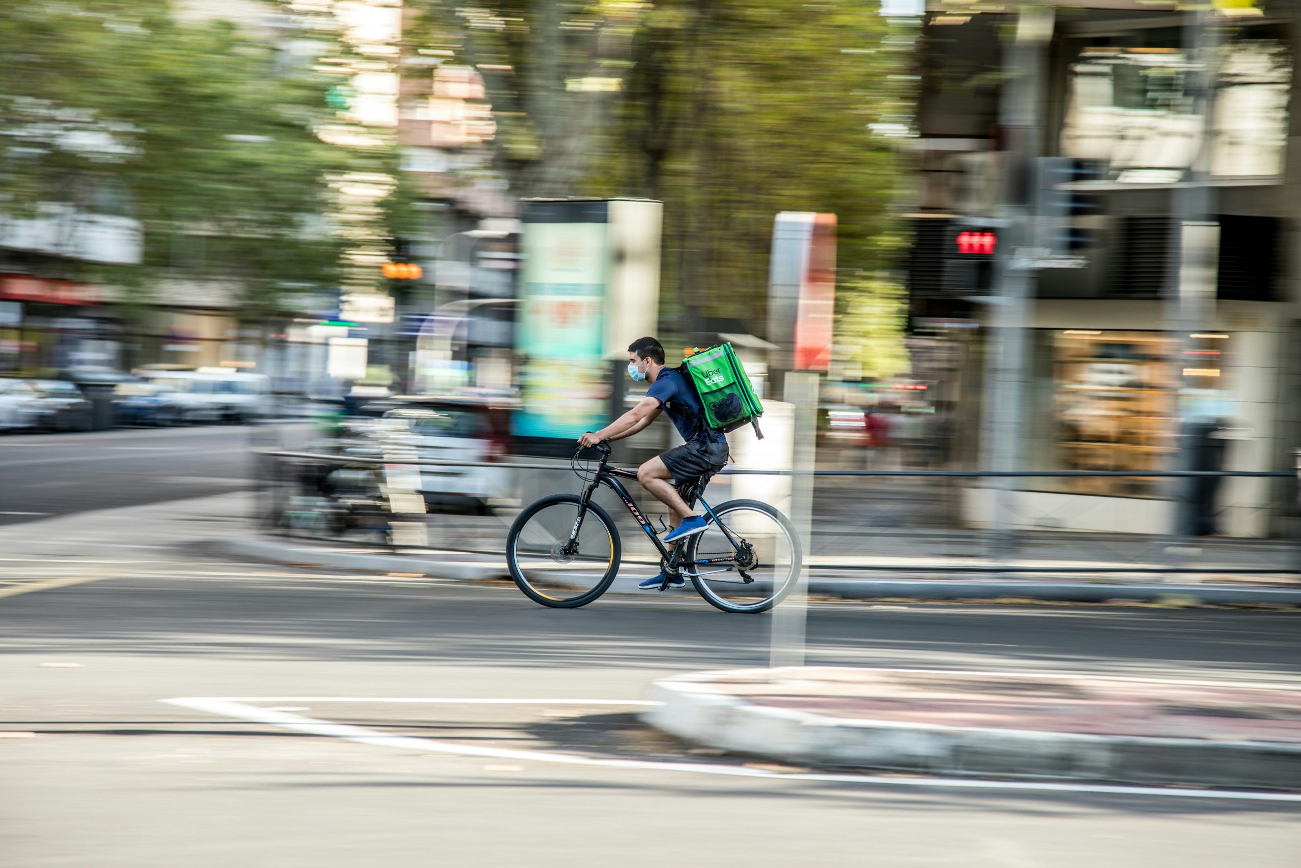 Un livreur à vélo qui circule dans la rue