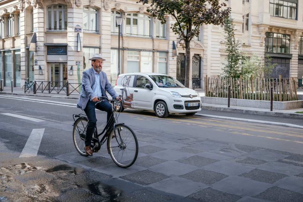 Un cycliste âgé et serein sur la route, en ville