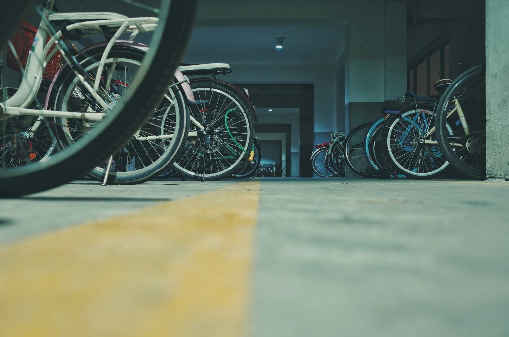 Un parking vélo en sous-sol, avec une sécurité