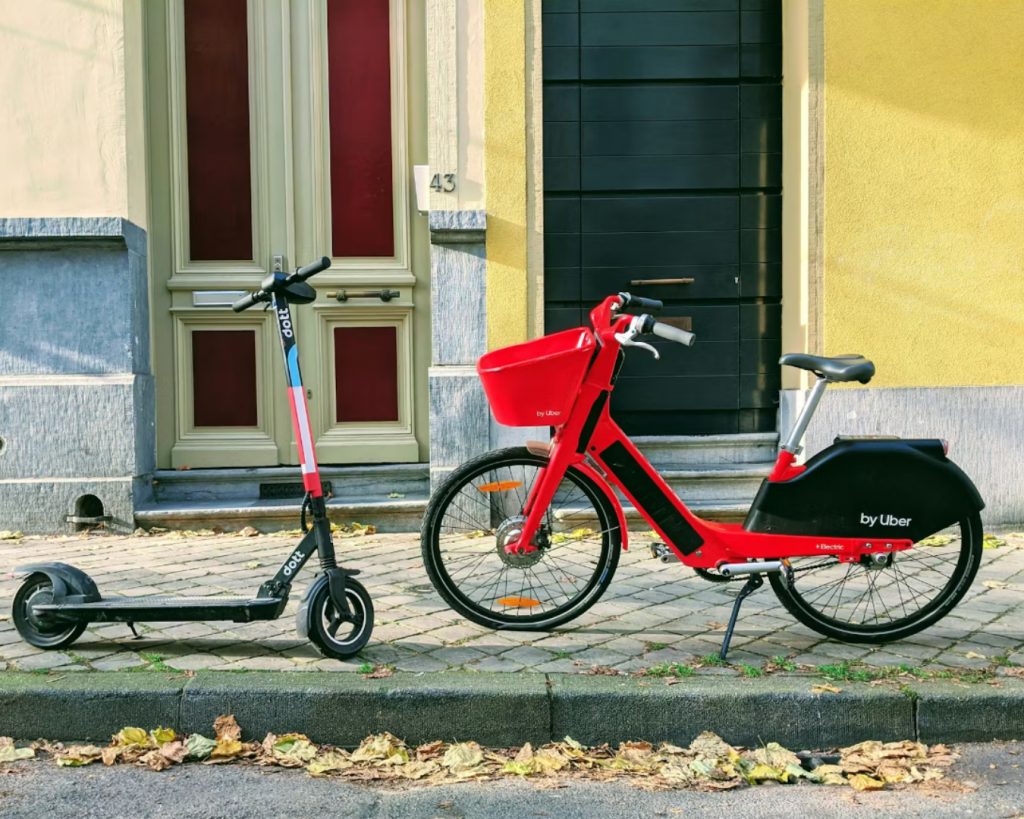 Une trottinette électrique et un vélo électrique sur un trottoir