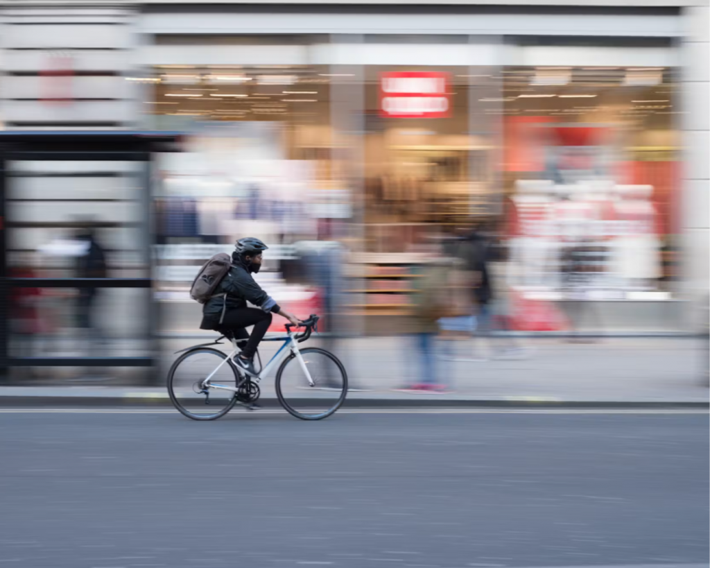 Un cycliste bien équipé qui fait du vélotaf, se rendant au travail à vélo