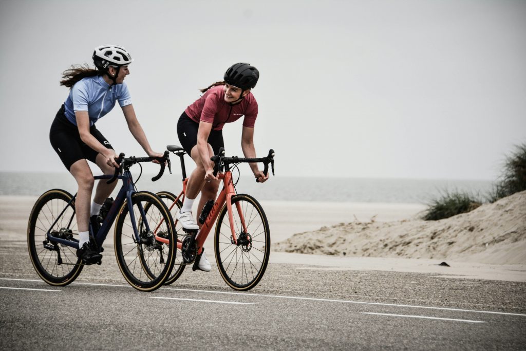 Deux femmes collègues qui font du vélo à l'occasion d'un team building vélo