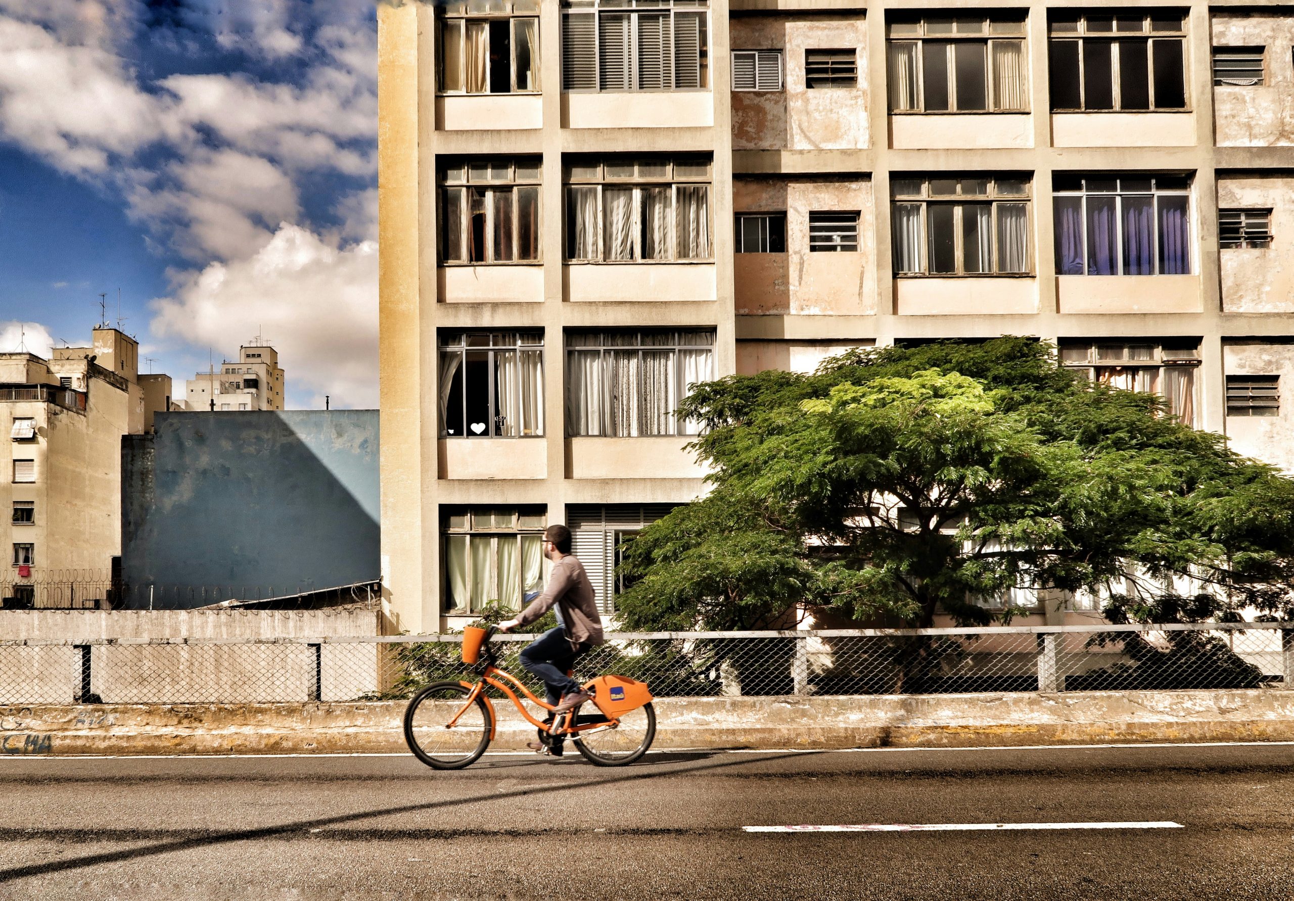 Un homme qui fait du vélo pour se rendre à son lieu de travail