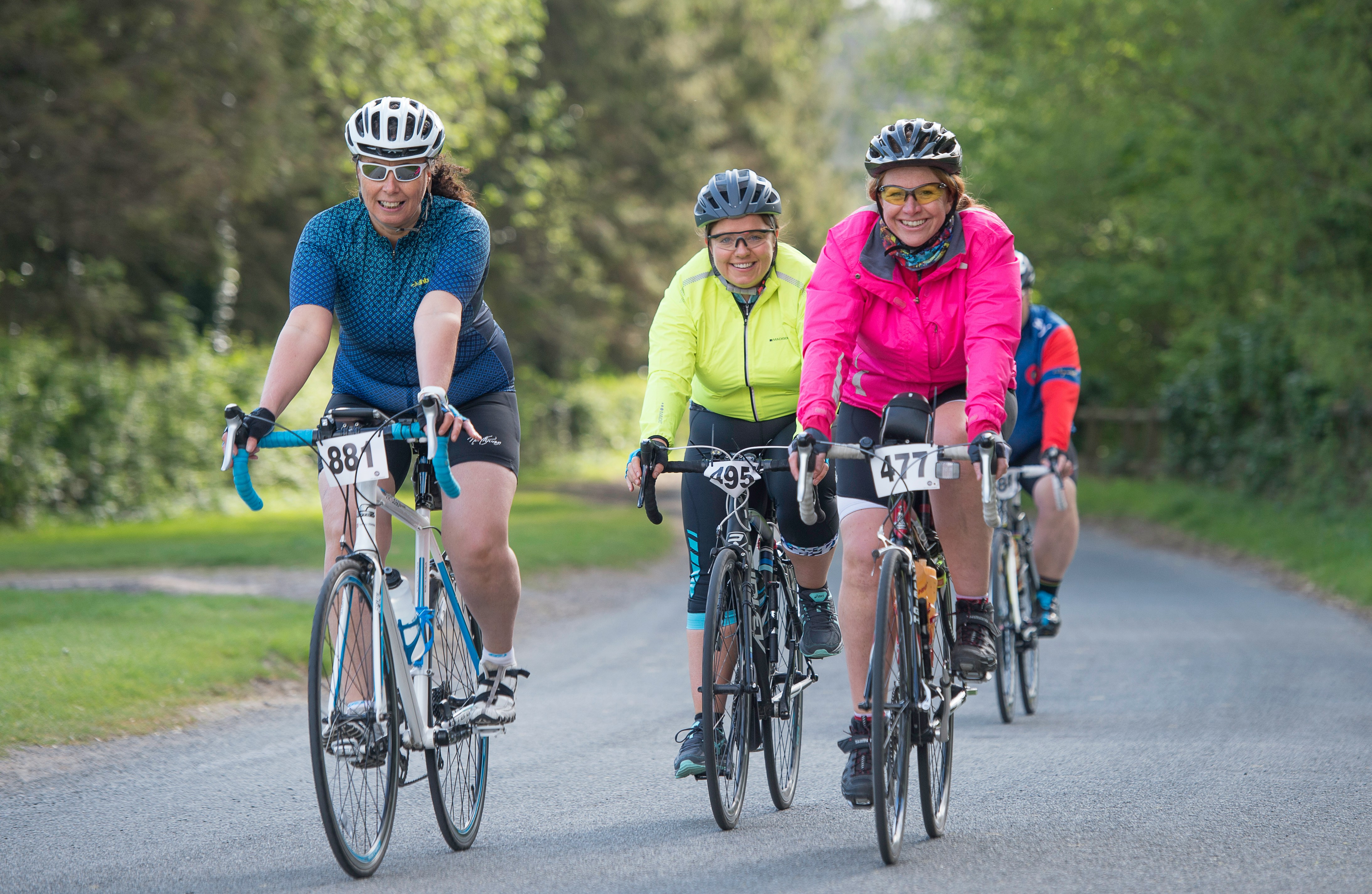 Un groupe de salarié qui font du vélo comme activité de séminaire